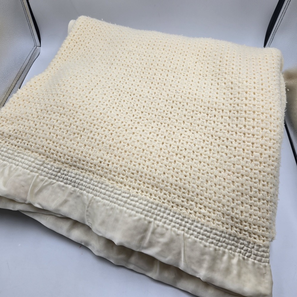 Vintage Waffle Honeycomb Weave Satin Trim Soft Yellow Blanket 72X72"‎